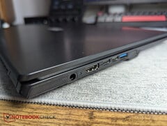Ноутбук с цилиндрическим разъёмом рядом с двумя портами USB-C