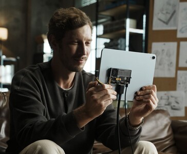 Пользователь подключает прозрачный портативный SSD-накопитель Sharge Disk Pro с активным охлаждением к планшету через кабель USB-C. (Sharge через Kickstarter)