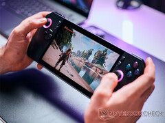 AFMF 2.1 теперь доступен на ROG Ally и более новой модели ROG Ally X, на фото. (Источник изображения: Notebookcheck)