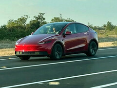 Модель Tesla Model Y Standard выполнена в красном цвете. (Источник изображения: Moose/X)