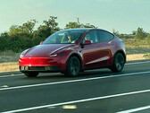 Модель Tesla Model Y Standard выполнена в красном цвете. (Источник изображения: Moose/X)