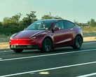 Модель Tesla Model Y Standard выполнена в красном цвете. (Источник изображения: Moose/X)