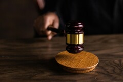 Администрация Трампа подала уведомление об апелляции на это решение. Судебное разбирательство - стоковое изображение. (Источник изображения: Katrin Bolovtsova на Pexels)