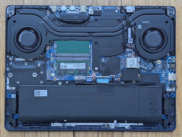 Внутренние компоненты Alienware 16 Aurora