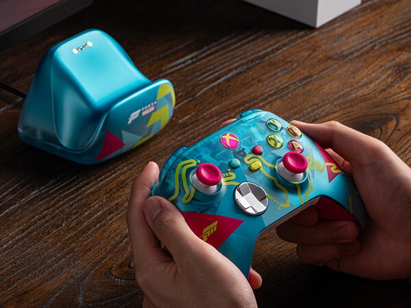 зарядная док-станция от 8BitDo под брендом Forza идеально подходит для беспроводного контроллера Xbox Forza Horizon 6 Limited Edition.