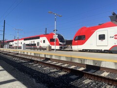 Припаркованные вагоны Caltrain EMU (Stadler Kiss) ожидают выхода на линию во время Недели демонстрации в мае 2024 г. (Источник изображения: Андреас Себаян)