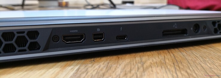 Задняя сторона: HDMI 2.0b, mini-DisplayPort 1.4, USB Type-C + Thunderbolt 3, Alienware Graphics Amplifier, разъем питания