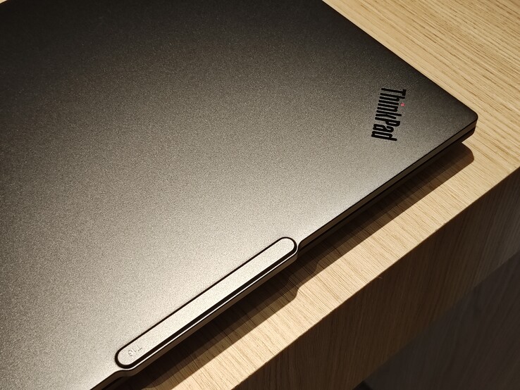 Алюминиевая крышка на ThinkPad T16 Gen 5.