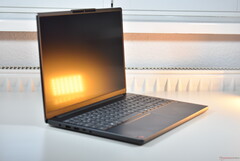 Lenovo IdeaPad Slim 3 15Q8X10 с процессором Qualcomm Snapdragon X (источник изображения: Benjamin Herzig/Notebookcheck)