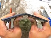 В ходе теста на прочность, проведённого JerryRigEverything, Samsung Galaxy Z Fold8 продемонстрировал многие типичные для складных устройств недостатки, однако выдержал испытание на сгибание.