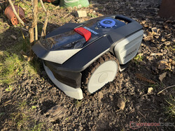 Sunseeker V1 застрял за пределами лужайки