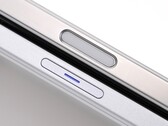 Компания Vivo демонстрирует выделенную кнопку спуска затвора Vivo X200 Ultra и рассказывает о некоторых отличиях от управления камерой iPhone 16 Pro Max (Источник изображения: Vivo, отредактировано)