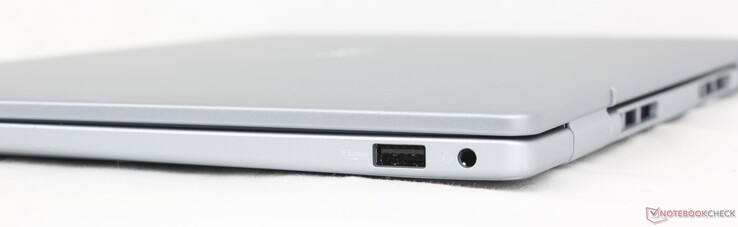 Справа: USB-A 3.2 Gen. 1, гарнитура 3,5 мм