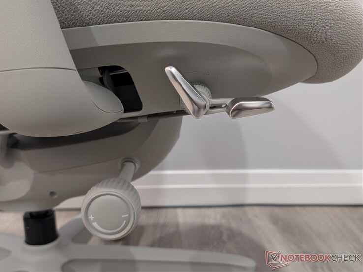 Регулировка наклона, высоты сиденья и ручка натяжения спинки.