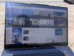 Сверхъяркий дисплей Lenovo Pro 9 16 Aura более удобен для использования на открытом воздухе по сравнению с другими ноутбуками