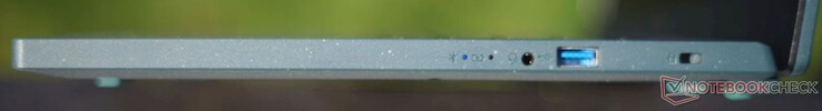Правая сторона: индикаторы, аудио разъем, USB-A 3.2 Gen1, слот Nano Kensington