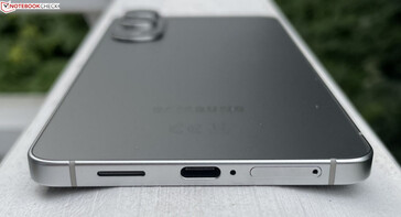 Снизу: динамик, USB-C 3.2 Gen.1, микрофон, dual-SIM