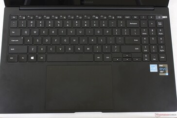 Клавиатура выглядит так же, как в более доступной по стоимости версии ноутбука без приставки Pro