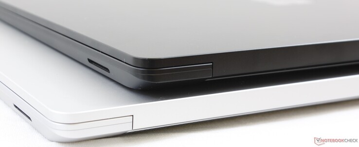 Черный 13.5-дюймовый Surface Laptop 3 (сверху) и белый 15-дюймовый Surface Laptop 3 (снизу)