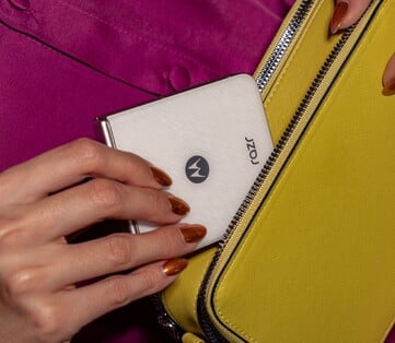 Motorola Razr 2025 в цвете Pantone Lightest Sky. (Источник изображения: Motorola)