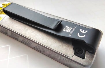 Фонарь Olight ArkPro Stars & Stripes комплектуется прочным металлическим зажимом.