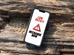 на экране iPhone постоянно отображается предупреждение о низком уровне пополнения данных. (Источник изображения: Arpit Brandings via Pexels, изменено)