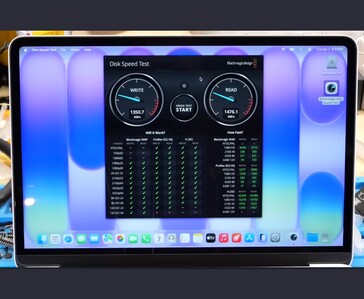 MacBook Neo демонстрирует результаты теста Blackmagic Disk Speed Test со скоростями записи ~1350 МБ/с и чтения ~1476 МБ/с на стоковом 256 ГБ SSD