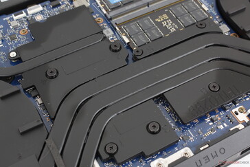 Модель не оснащена охладителем паровой камеры, в отличие от серии Omen Max