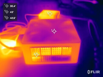 Мини-форум EliteMini UM890 Pro во время стресс-теста (вид сбоку слева/сверху)