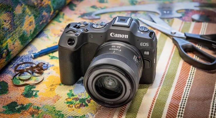 Преемник Canon EOS R8, изображенный здесь, будет иметь ретро-дизайн.