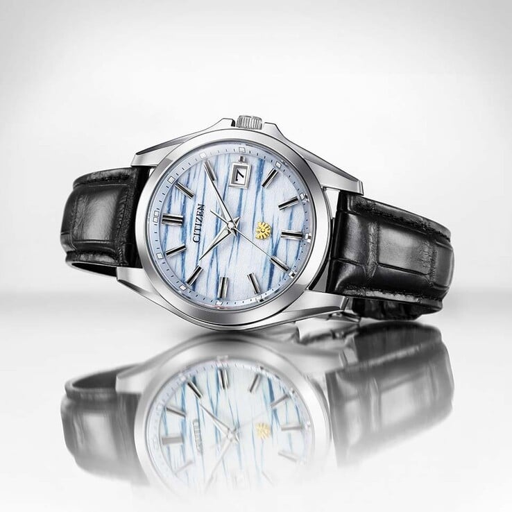 Часы Citizen AQ4090-08A, расположенные на отражающей поверхности, что подчеркивает их циферблат из бумаги «васи» цвета индиго и черный кожаный ремешок.