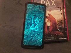 Fire 7 Pro напротив книги. (Источник изображения: Сергей Тарасов - Notebookcheck)