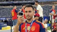 Один из чемпионов мира использует телефон Honors Robot Phone после своей победы на Чемпионате мира 2026 года.