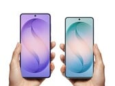 Что касается размера экрана, Galaxy S27 Pro должен идеально расположиться между Galaxy S26 Plus (слева) и Galaxy S26 (справа), изображенными здесь.