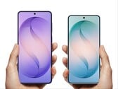 Модели Galaxy S27 Plus и Galaxy S27 будут оснащены теми же фронтальными камерами, что и их предшественники, изображённые здесь.