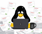 Пингвин в стиле Tux, одолеваемый сообщениями об ошибках, генерируемыми искусственным интеллектом, которые наводняют рабочее пространство разработчика Linux.
