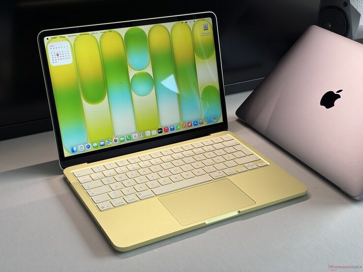 Apple MacBook Neo рядом с Apple MacBook Air M1