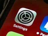 Крупный план экрана iPhone со значком приложения «Настройки»
