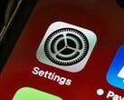 Крупный план экрана iPhone со значком приложения «Настройки»