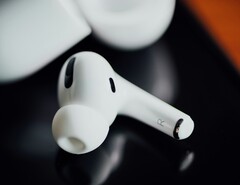 Следующее поколение Apple AirPods Pro будет оснащено двумя камерами.