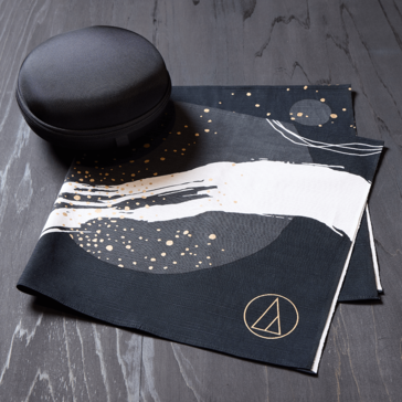 Только 200 случайно выбранных владельцев наушников Audio-Technica ATH-M50x ENSO получат чехол ENSO и ткань фурошики, окрашенную в Киото. (Источник изображения: Audio-Technica)