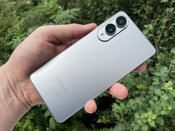 Модель Galaxy S25 Edge была одним из ультратонких смартфонов, выпущенных в 2025 году.