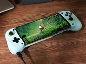 В версии 5.0 GameHub также увеличена производительность. На фото: Hollow Knight: Silksong, запущенная на телефоне Android. (Источник изображения: GameSir и Steam - отредактировано)