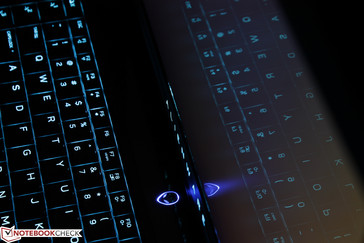 Небольшая утечка света из лого Alienware