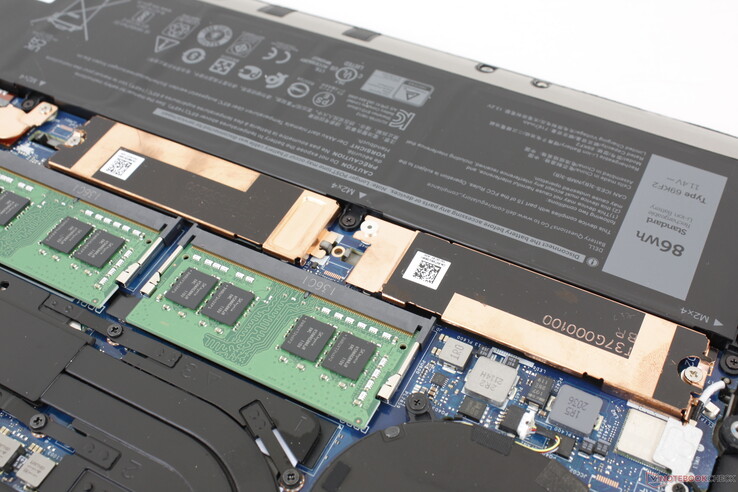 Два слота M.2 дают 2 x 4 линии PCIe 4.0, они ориентированы на SSD длиной 80 мм и снабжены медными теплоотводами