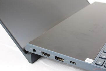 Шарниры ощущаются надежнее, чем у Surface Laptop 3 15; дисплей колеблется меньше