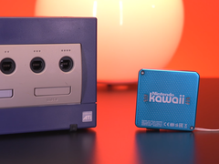 Скриншот, демонстрирующий Nintendo Gamecube рядом с крошечным брелоком Nintendo Kawaii Wii