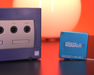 Скриншот, демонстрирующий Nintendo Gamecube рядом с крошечным брелоком Nintendo Kawaii Wii