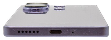 Нижняя грань: динамик, порт USB, микрофон