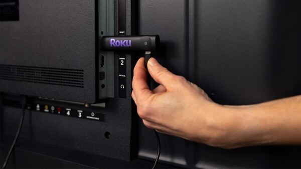 Стриминговые палочки Roku 2025 года имеют тонкий дизайн и могут питаться от USB-порта телевизора. (Источник изображения: Roku)
